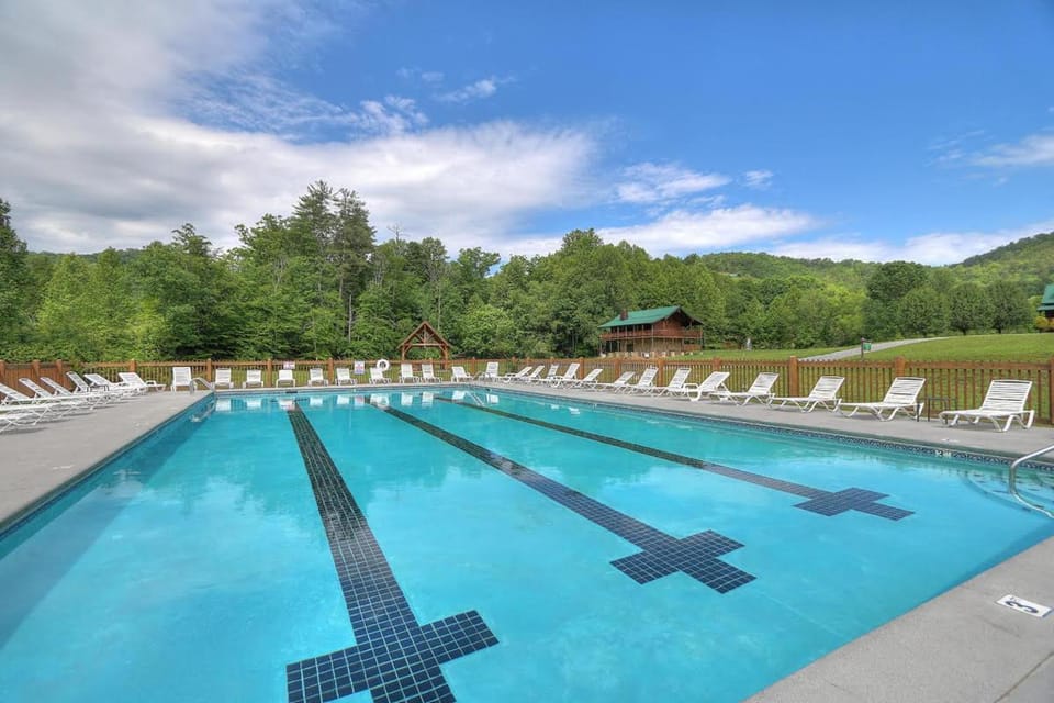 Wilderness Lodge, Hot Tub, Pool Table, Pool Access, WIFIeach paid day Chalet in Sevier County