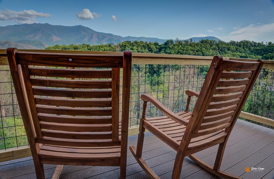 Majestic View Lodge, Amazing Views, Hot Tub, 560 FREE tickets each paid day!!! Chalet in Gatlinburg