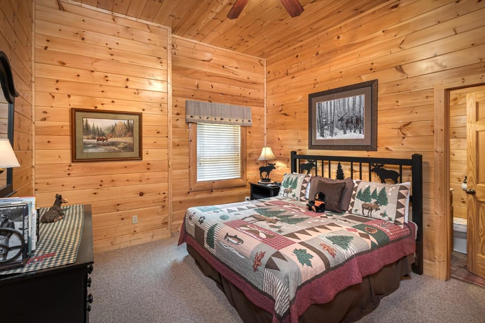 Bear Creek Falls Retreat-Miniature Golf, Indoor and Outdoor pool, Spacious Smoky Mountain Getaway! Chalet in Pigeon Forge