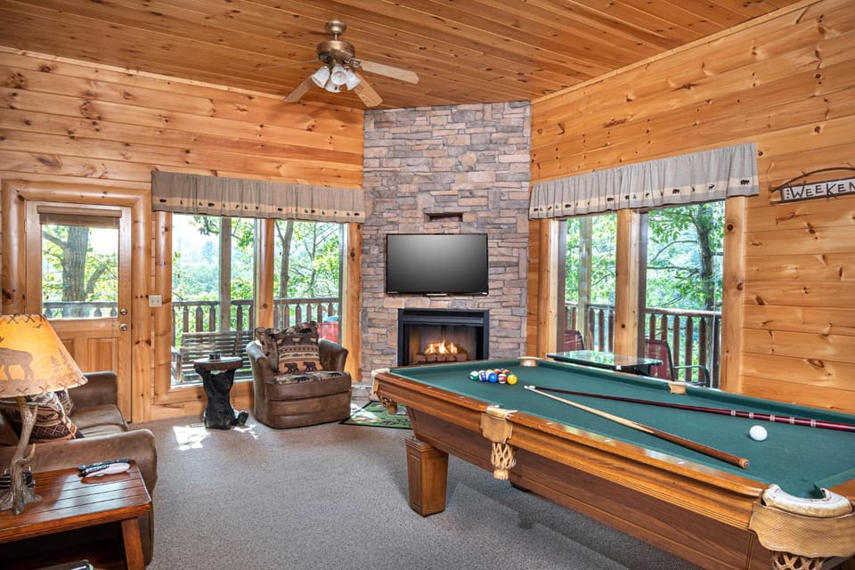 Bear Creek Falls Retreat-Miniature Golf, Indoor and Outdoor pool, Spacious Smoky Mountain Getaway! Chalet in Pigeon Forge