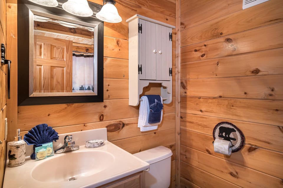 Bear Creek Falls Retreat-Miniature Golf, Indoor and Outdoor pool, Spacious Smoky Mountain Getaway! Chalet in Pigeon Forge