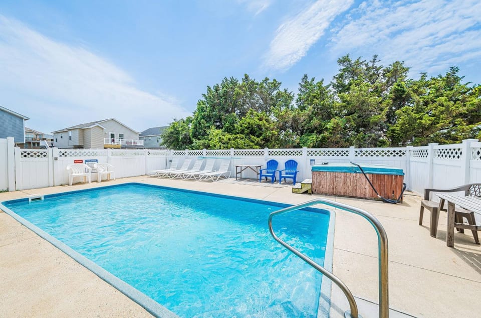 Down by the Sea - KDH MP 9, Ocean View, 200 Yds to Beach, Elevator, Pool, Hot Tub, Pets OK House in Kill Devil Hills