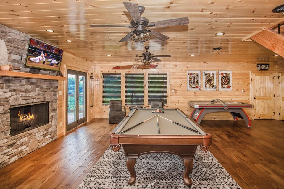 Amazing View Lodge- Breathtaking Views, Spacious Smoky Mountain Getaway Perfect for Families!!! Chalet in Sevier County