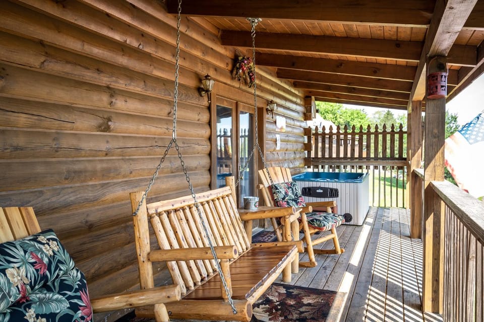Deer Run, Free Attraction Tickets, Hot Tub, WIFI, Resort Playground, Near Dollywood!!! Chalet in Sevierville