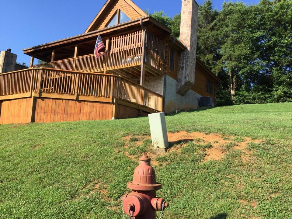 Deer Run, Free Attraction Tickets, Hot Tub, WIFI, Resort Playground, Near Dollywood!!! Chalet in Sevierville