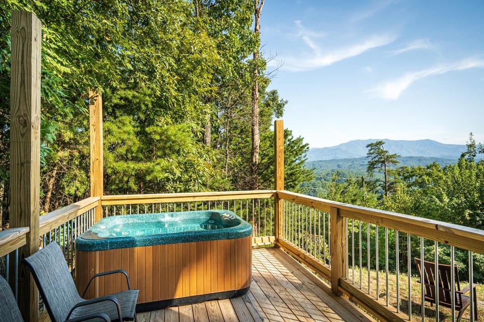 Smoky Mountain Serenity, Amazing Mountain Views 560 FREE tickets each paid day! Chalet in Sevier County