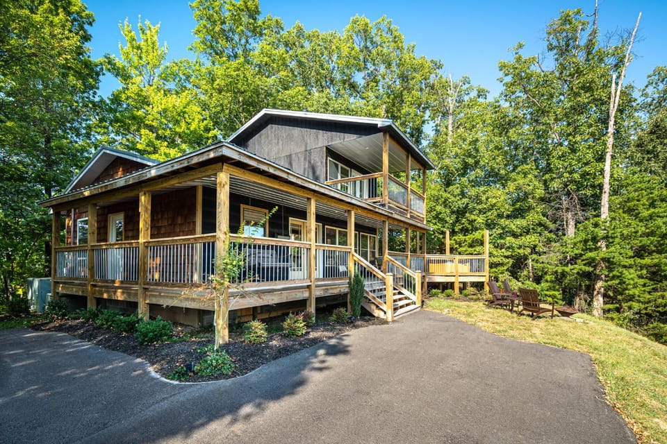 Smoky Mountain Serenity, Amazing Mountain Views 560 FREE tickets each paid day! Chalet in Sevier County