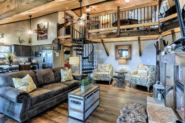 Smoky Mountain Loft Amazing Views, Hot Tub, 560 FREE tickets each paid day!!! Chalet in Sevier County