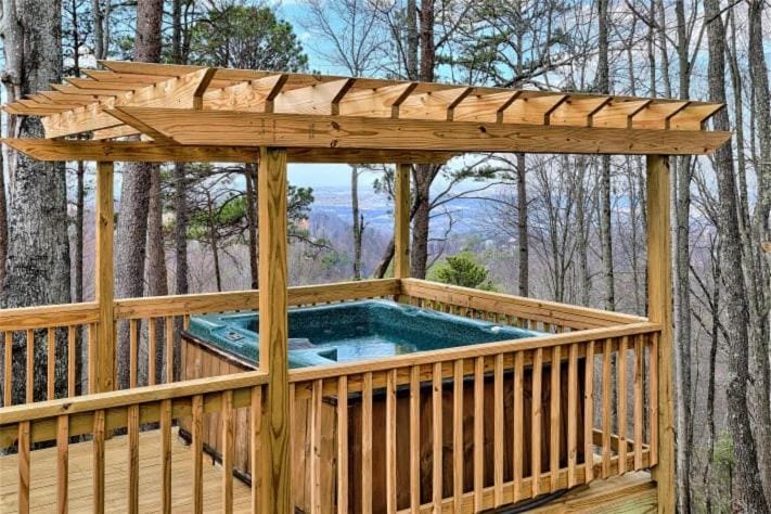 Smoky Mountain Loft Amazing Views, Hot Tub, 560 FREE tickets each paid day!!! Chalet in Sevier County