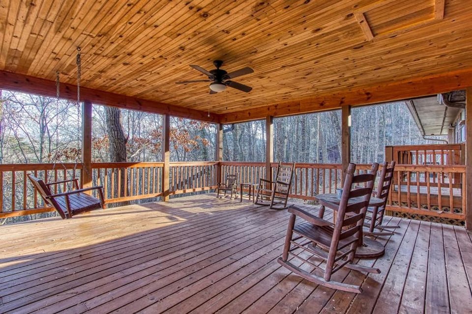 Bear Point, Hot Tub, Free Attraction tickets, WIFI!!! Chalet in Gatlinburg
