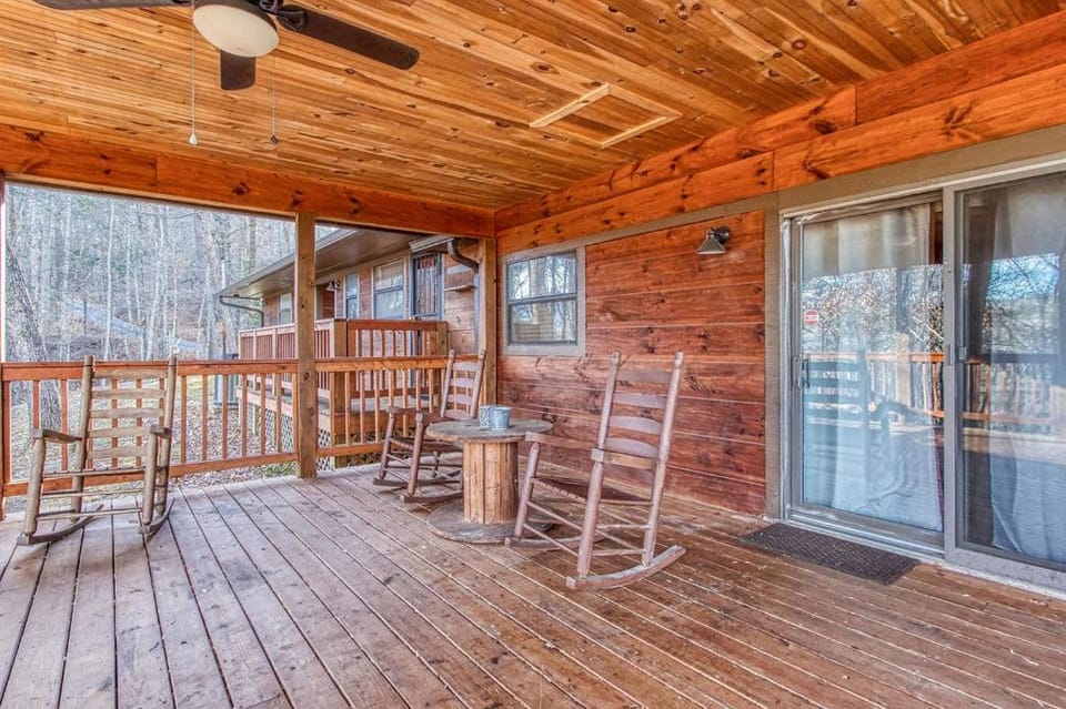 Bear Point, Hot Tub, Free Attraction tickets, WIFI!!! Chalet in Gatlinburg