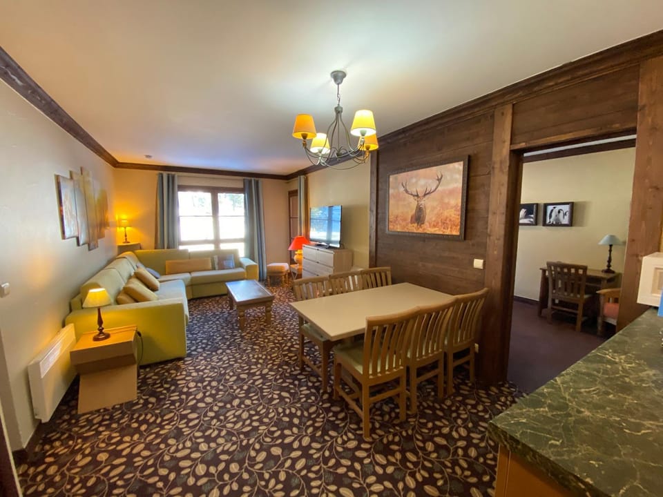Seating area, Dining area