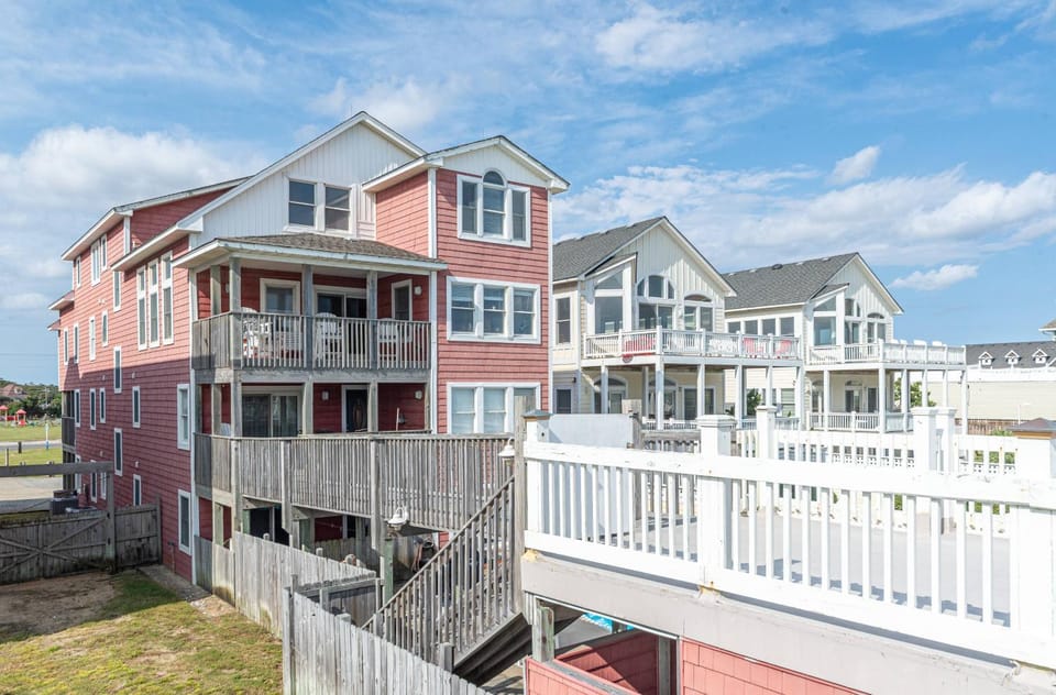 A Big Catch - KDH MP 8.5, Oceanfront, Elevator, Pool, Hot Tub, Spacious 10 Bedrooms, Pets OK House in Kill Devil Hills