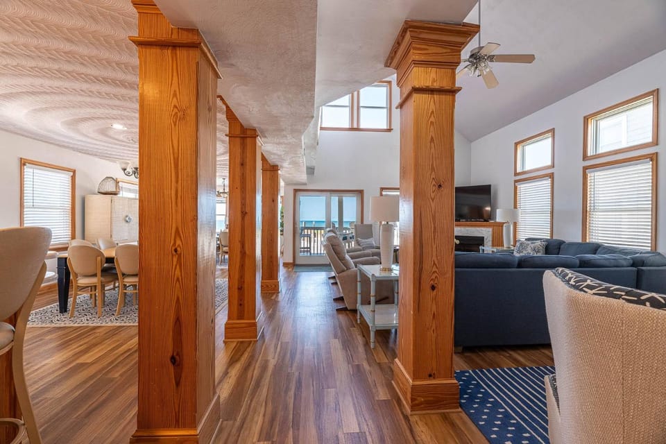 A Big Catch - KDH MP 8.5, Oceanfront, Elevator, Pool, Hot Tub, Spacious 10 Bedrooms, Pets OK House in Kill Devil Hills