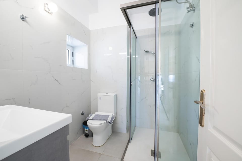 Shower, Toilet
