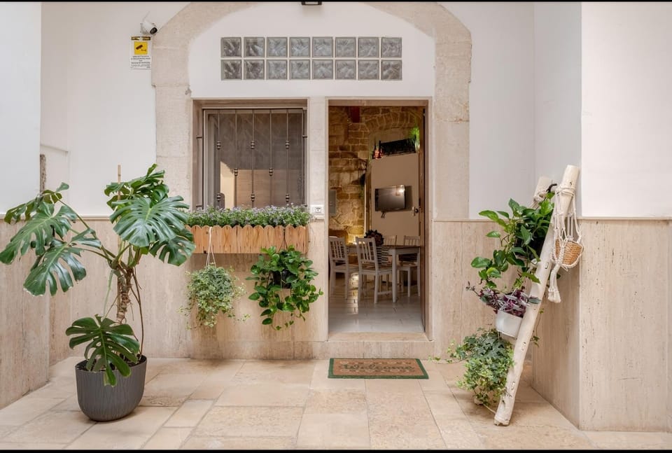 Facade/entrance, View (from property/room)