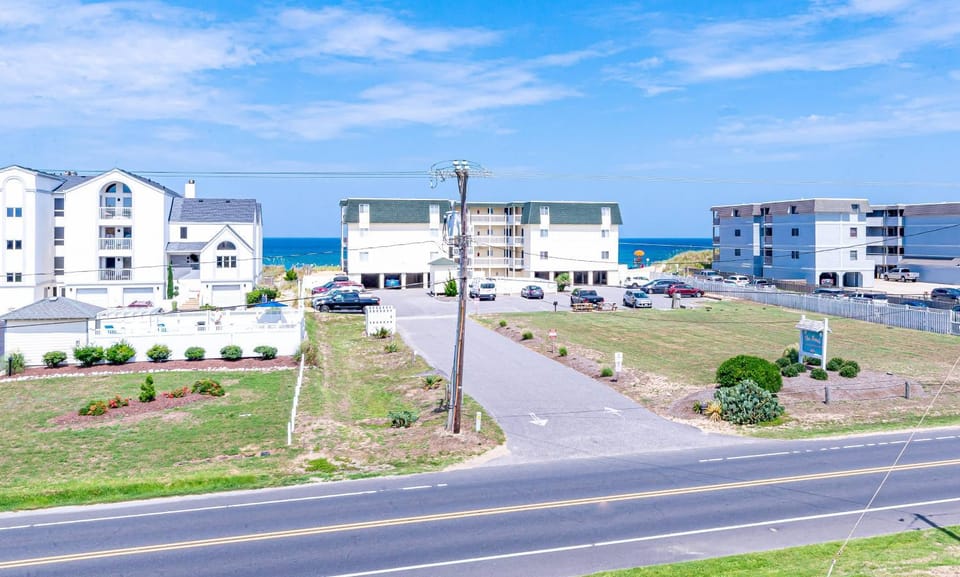 Sunny Delight - KDH MP 7, Ocean View, 130 Yds to Beach, Pool, Hot Tub, Pets OK, Flex Stays House in Kill Devil Hills