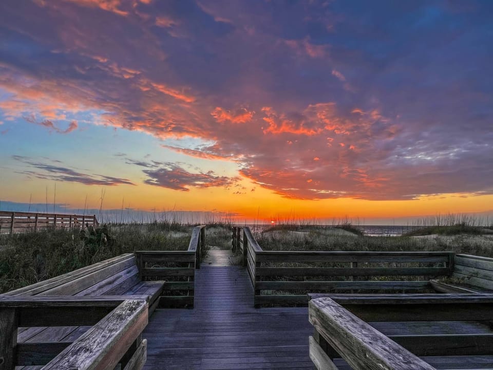 T.L. Sea - KDH MP 6, Oceanfront, Ocean view, Rec Room, Spacious Decks, Private Walk to Beach House in Kill Devil Hills