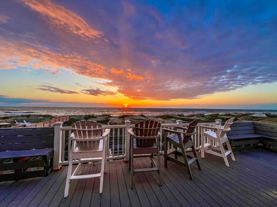 T.L. Sea - KDH MP 6, Oceanfront, Ocean view, Rec Room, Spacious Decks, Private Walk to Beach House in Kill Devil Hills