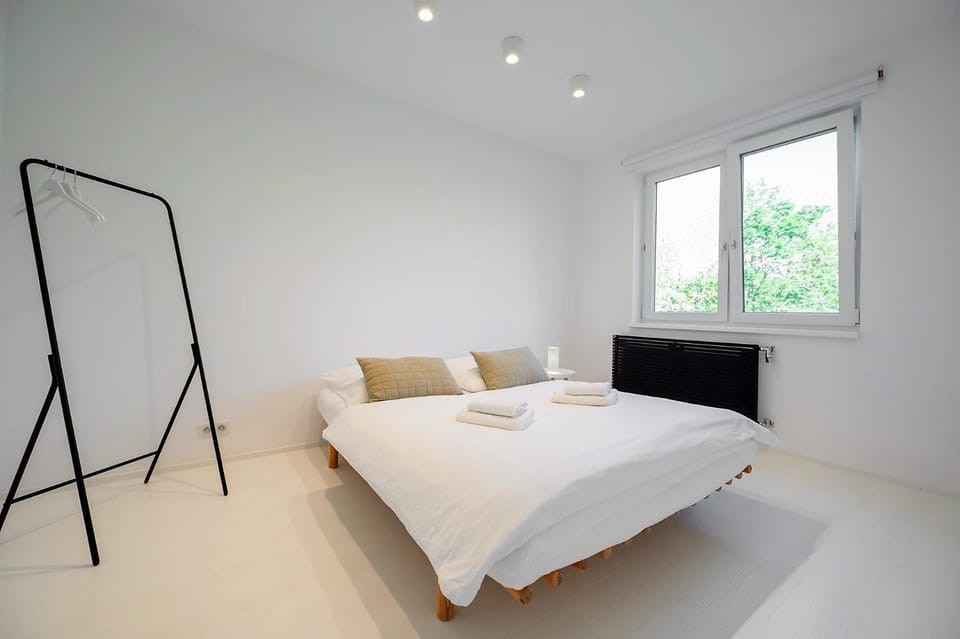 Bed, Photo of the whole room, Bedroom, towels