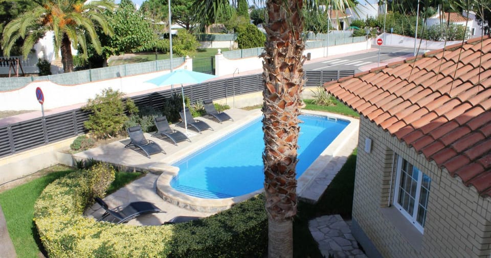 Garden view, Pool view, Swimming pool, sunbed