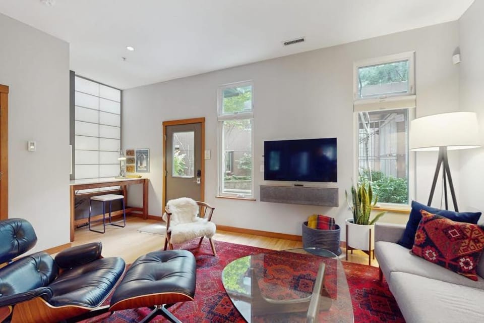 Glorious South Lake Union View House in Fremont