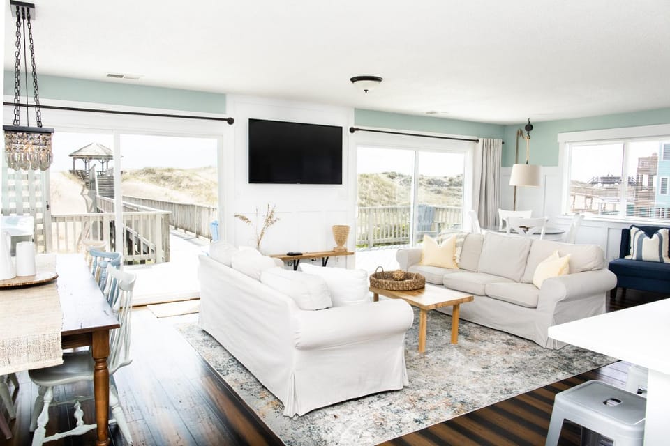 Bear Inn OBX - 4X4 Carova Beach, Oceanfront, Ocean View, Hot Tub, Pets OK House in Carova Beach