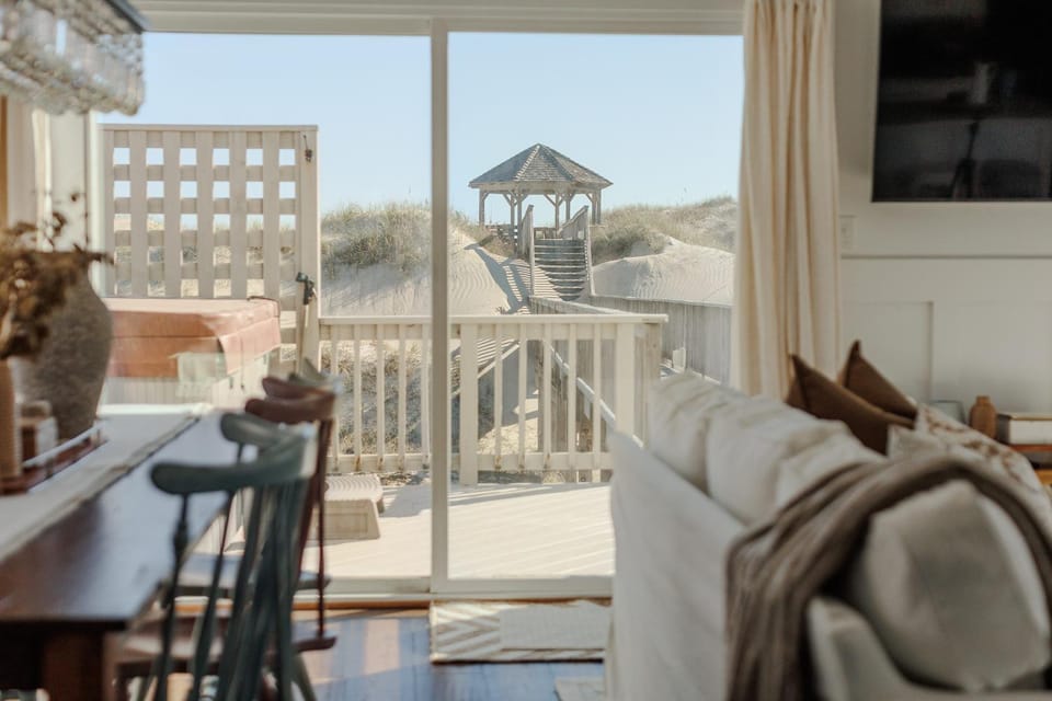 Bear Inn OBX - 4X4 Carova Beach, Oceanfront, Ocean View, Hot Tub House in Carova Beach