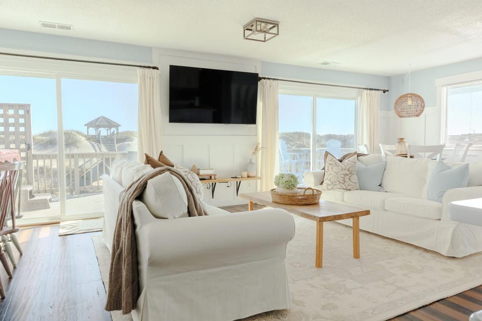 Bear Inn OBX - 4X4 Carova Beach, Oceanfront, Ocean View, Hot Tub House in Carova Beach