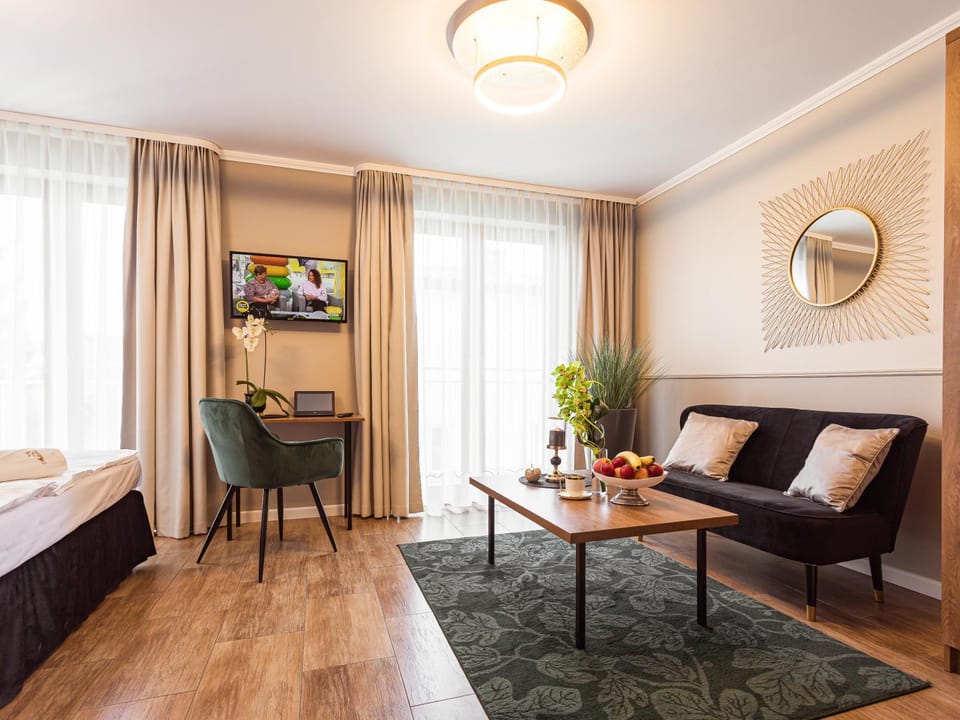 Bed, TV and multimedia, View (from property/room), Photo of the whole room, Decorative detail, Seating area