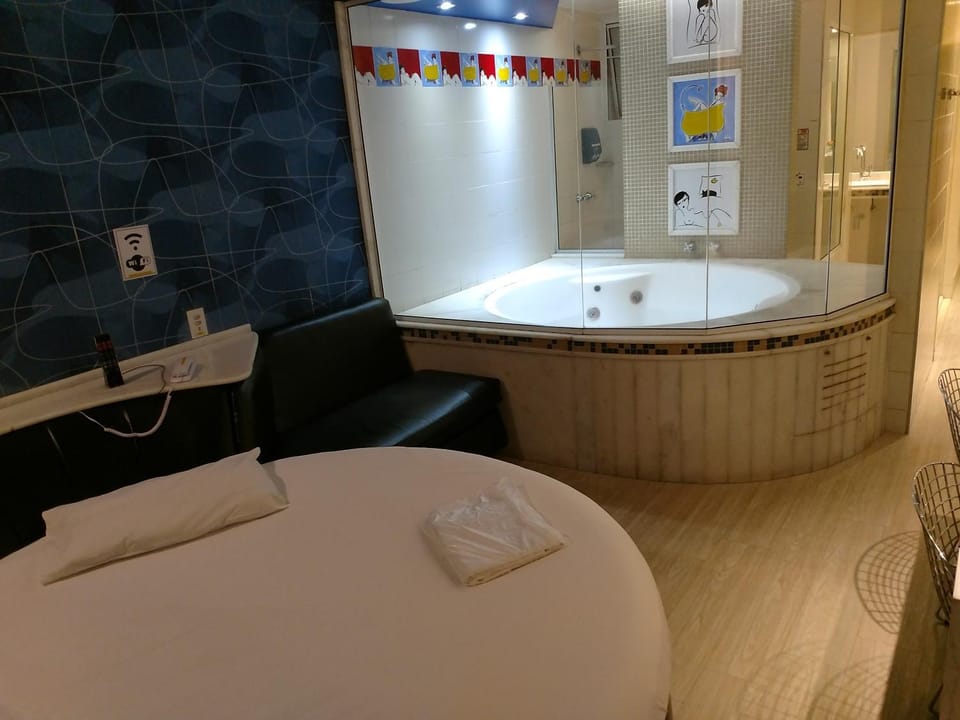 Bed, Hot Tub, Bathroom, Photo of the whole room, Bedroom, Bath