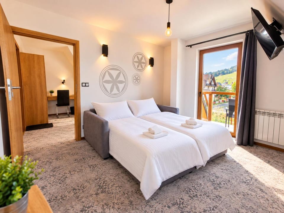Bed, TV and multimedia, Photo of the whole room, Bedroom, towels