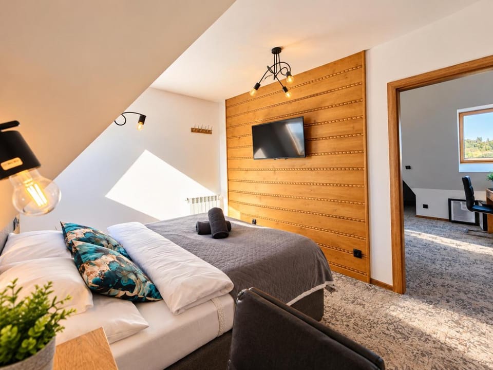 Bed, TV and multimedia, Photo of the whole room, Bedroom