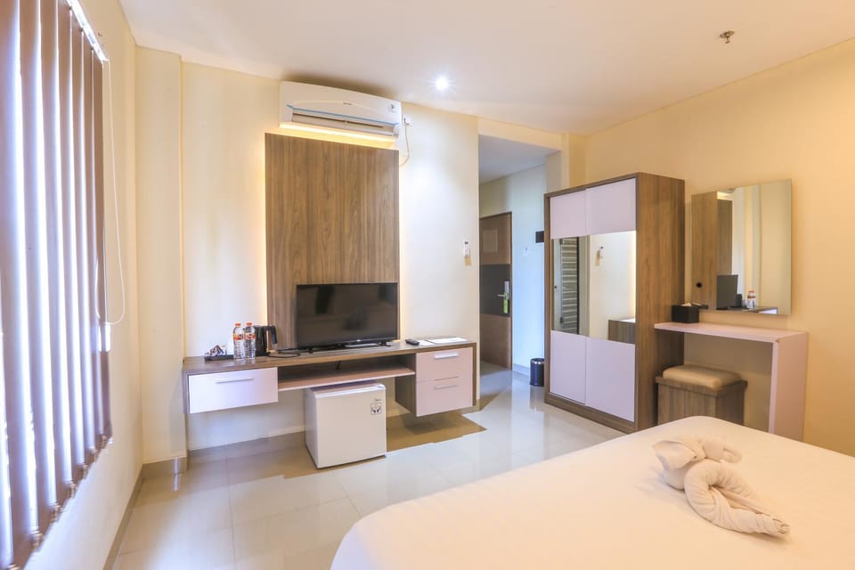 Bed, TV and multimedia, Kitchen or kitchenette, Photo of the whole room, Bedroom, hair dresser, wardrobe
