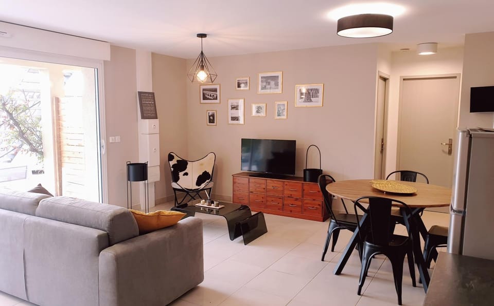 Communal lounge/ TV room, TV and multimedia, Living room, Seating area, Dining area