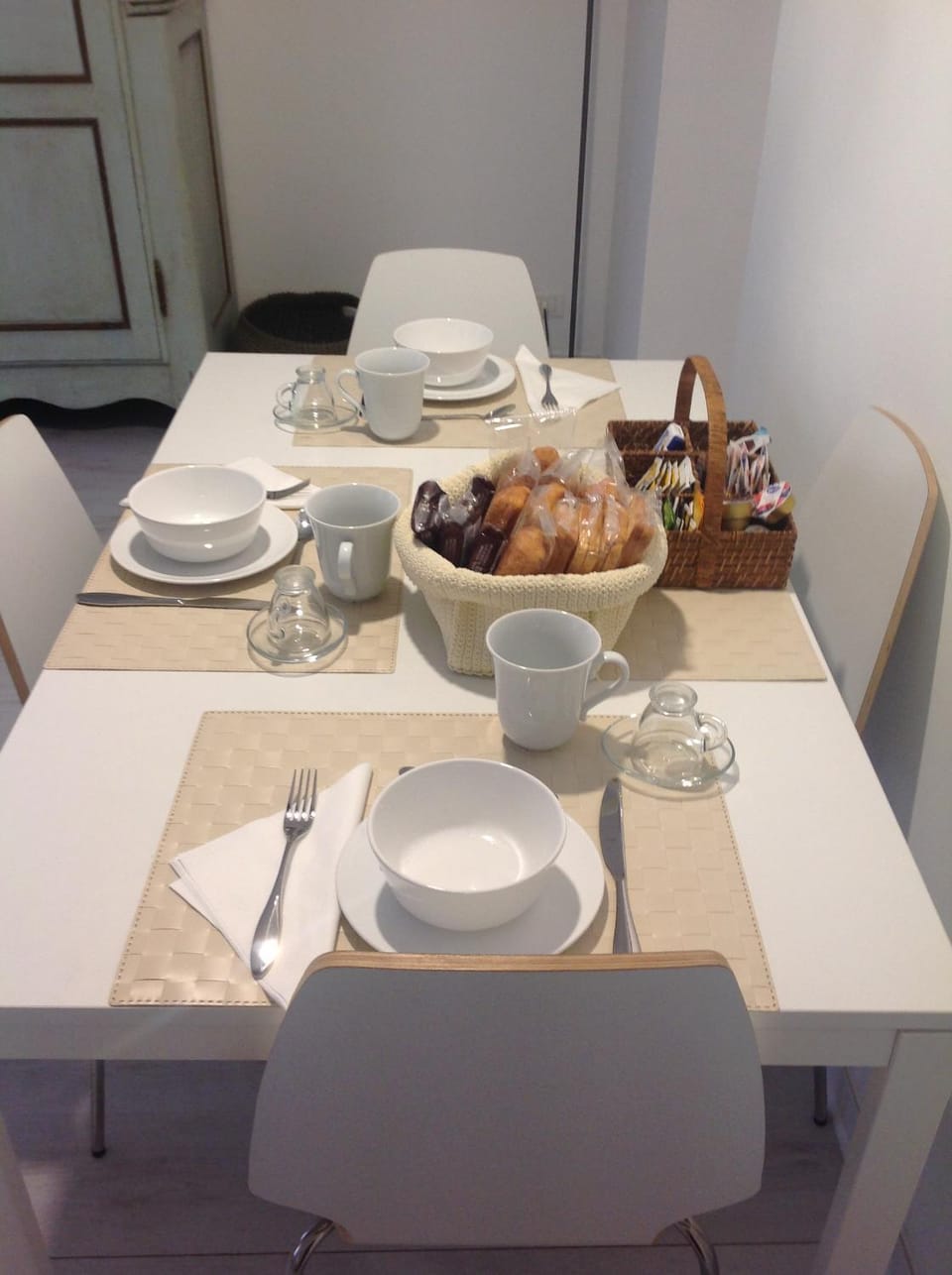 Coffee/tea facilities, Decorative detail, Dining area