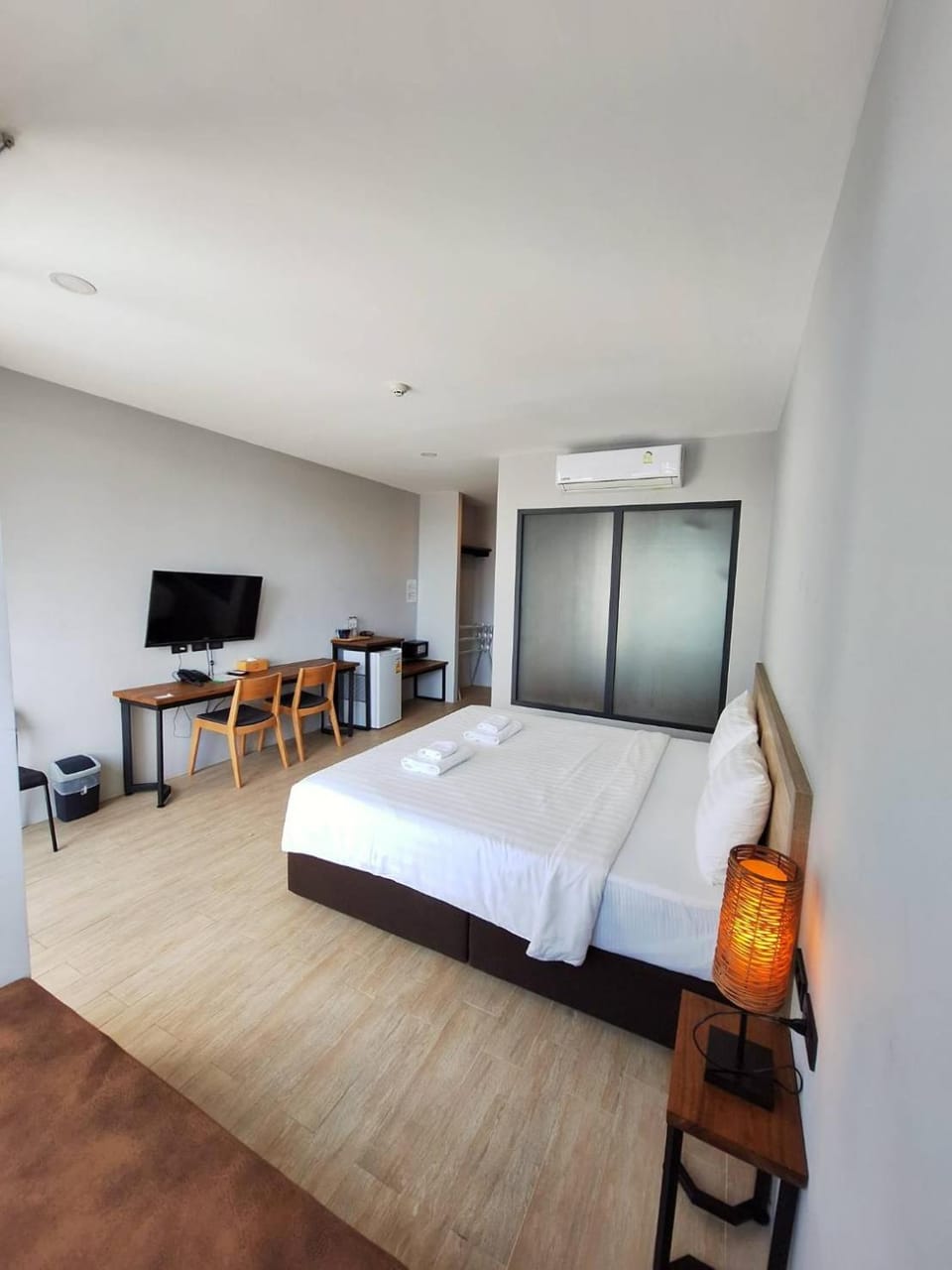 Bed, TV and multimedia, Photo of the whole room, Bedroom