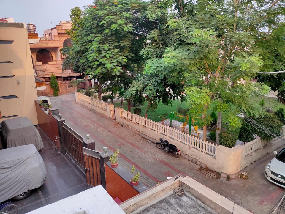 Garden view, Street view