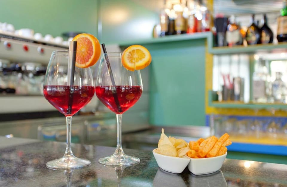 Lounge or bar, Alcoholic drinks