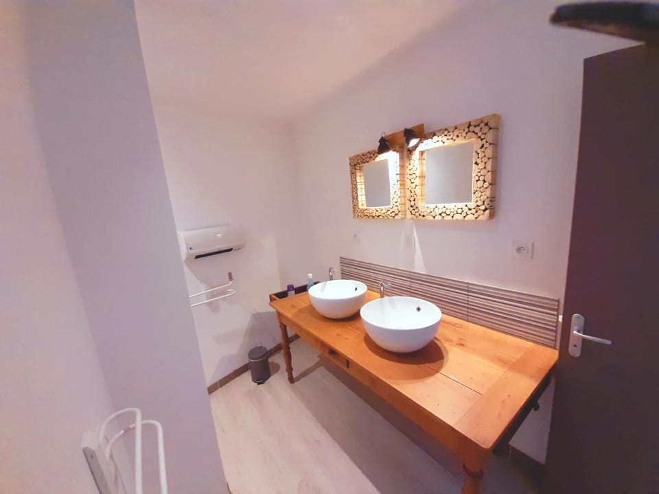 gite des mariés à 7mn du puy du F0U House in Pays de la Loire