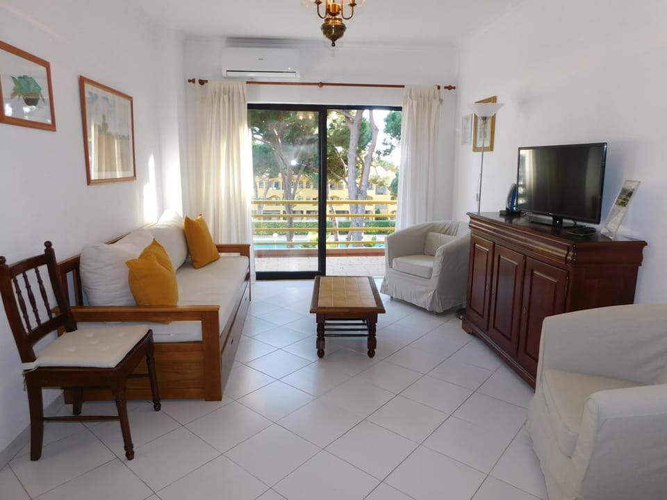 Communal lounge/ TV room, TV and multimedia, Living room