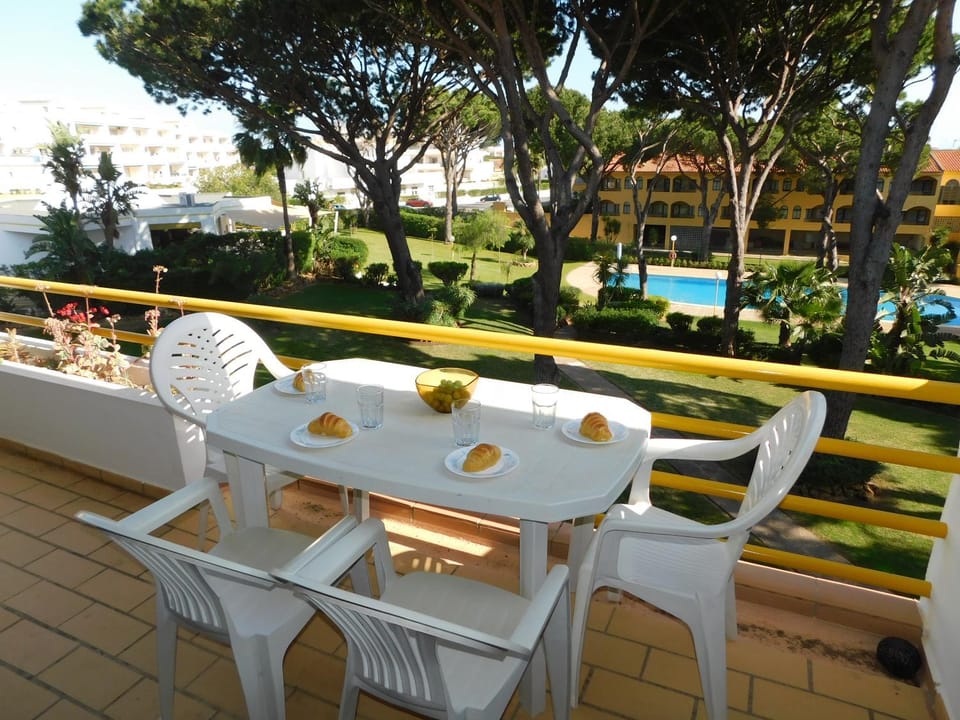 View (from property/room), Balcony/Terrace, Dining area, Garden view, Pool view