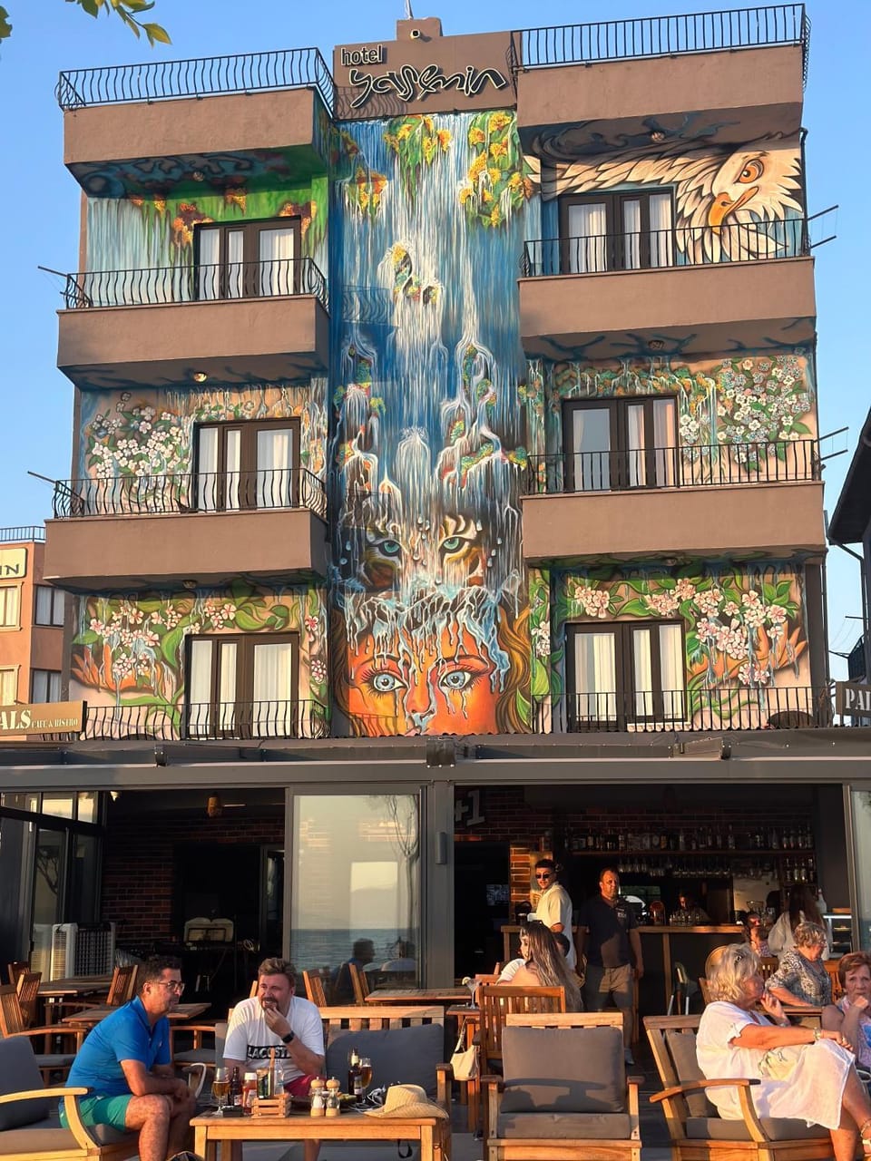 Property building, Restaurant/places to eat, Breakfast