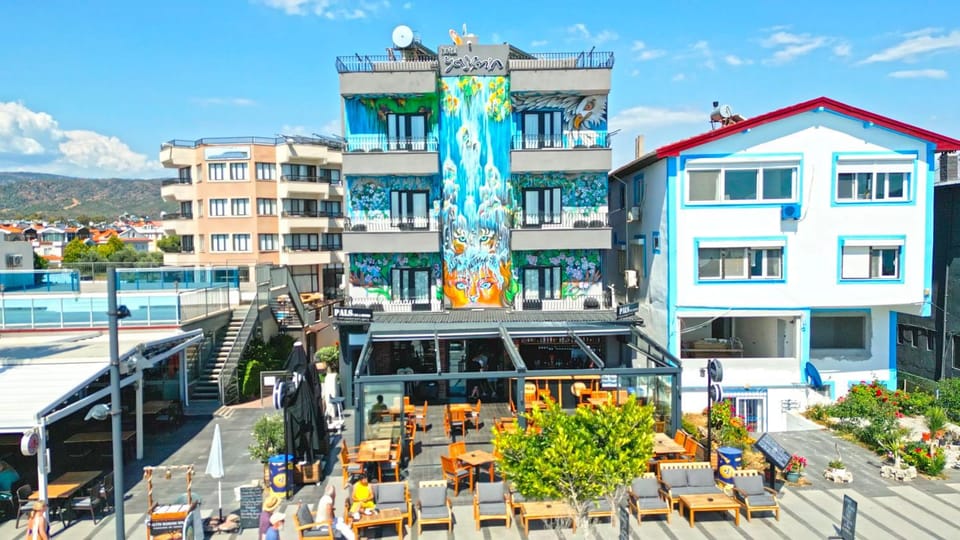 Property building, Communal lounge/ TV room, Spring, Day, Evening entertainment, Location