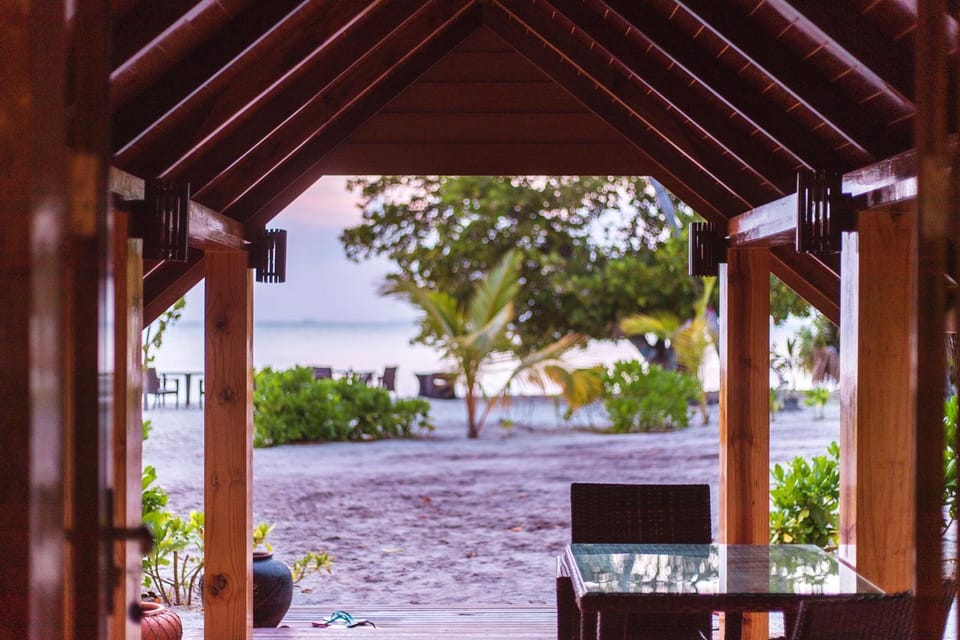 Property building, Restaurant/places to eat, Facade/entrance, Beach, Sea view