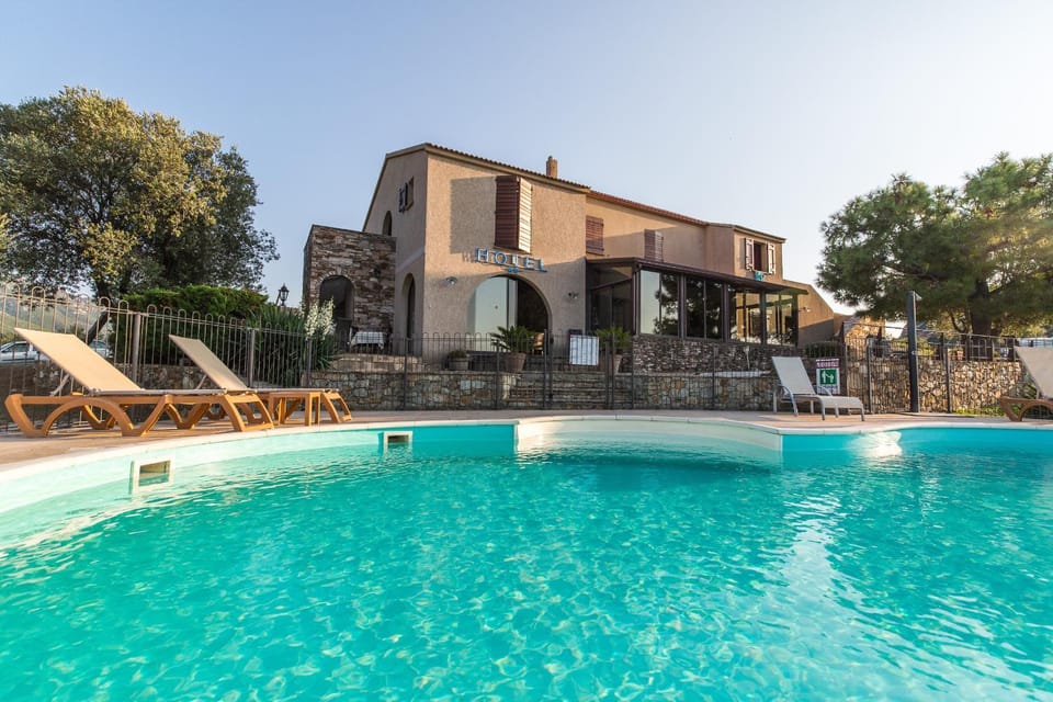 Property building, Day, Swimming pool
