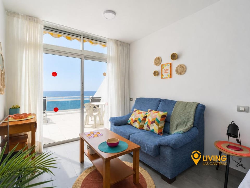 View (from property/room), Balcony/Terrace, Living room, Sea view