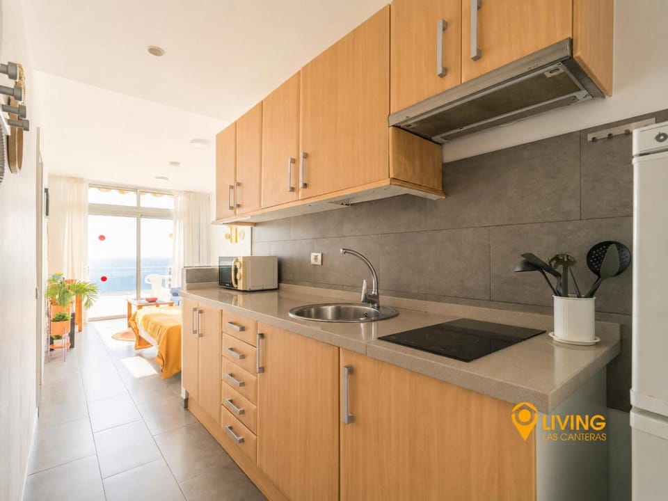 Bed, Balcony/Terrace, Kitchen or kitchenette, microwave, stove
