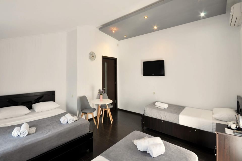 Bed, TV and multimedia, Photo of the whole room, Bedroom