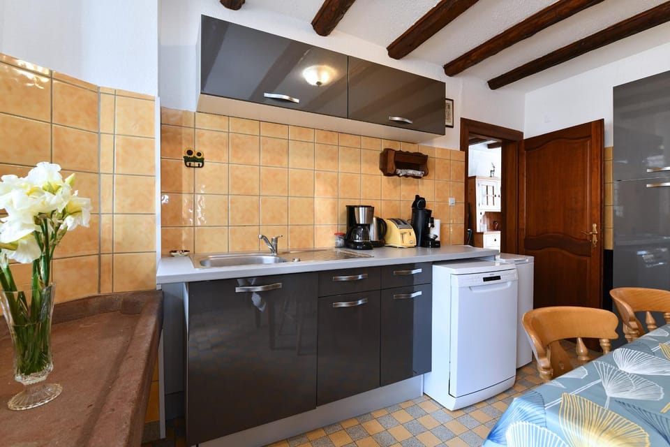 Coffee/tea facilities, dishwasher, toaster